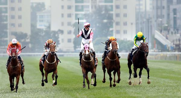 Zac Purton celebrates as Beauty Only gets the better of Helene Paragon (left) to win the 2016 edition of the G1 LONGINES