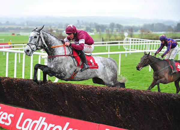 Avenir d'Une Vie (Davy Russell) leads at the last