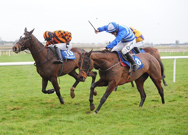 Chesterfield King (Luke Dempsey, nearside) comes through to beat Randalls Ur Poet (Mark Bolger)