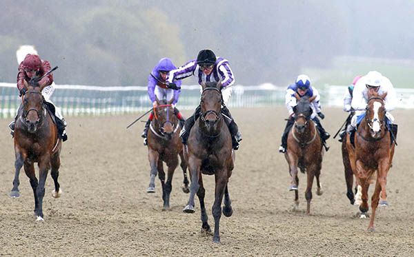 Victory Bond (centre)