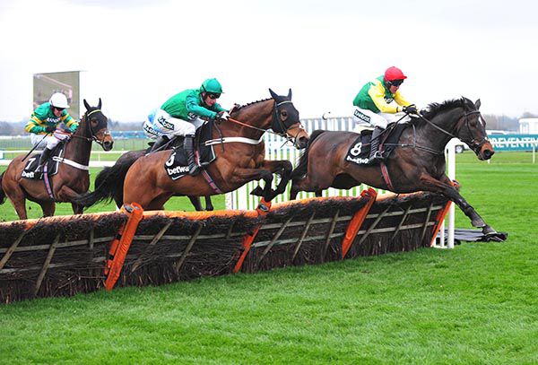 L'Ami Serge challenges Supasundae (right) at the last