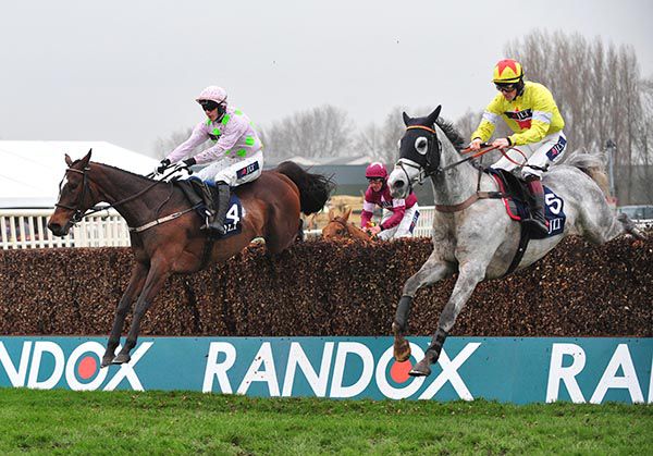 Politologue, near side, in action against Min at Aintree