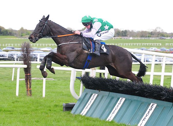 Running In Heels jumps the last under Andrew Lynch