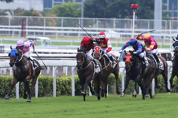 Zac Purton on Experto Crede (red and black) edges the Joao Moreira-ridden Empire Star (in blue)