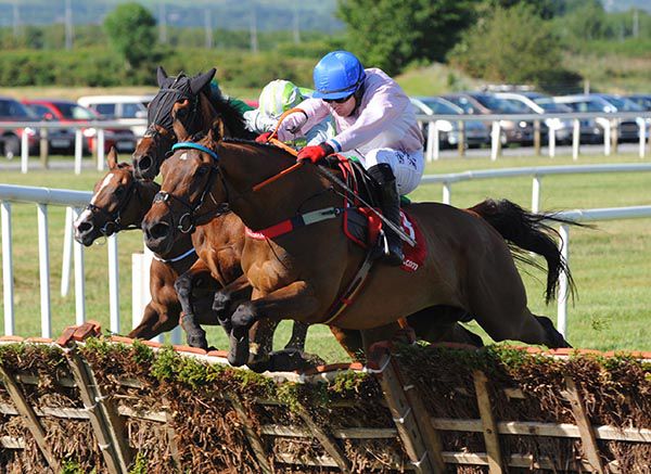 Dixie Lee leads at the last under Mark Enright