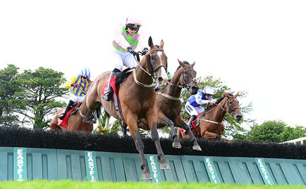 Low Sun and Katie O'Farrell win the feature
