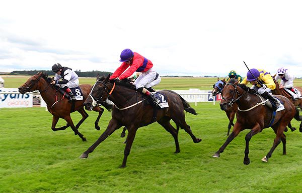 Hammersmith (red) is pushed out by Ben Coen to beat Chernish (farside) 