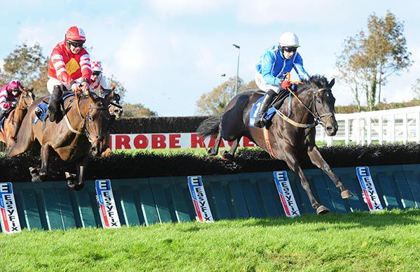 Gliondar Mo Chroi (blue) leads eventual fifth Sizing Malbay over the last