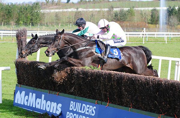 Burrows Saint and Ruby Walsh (near) beats Robin Des Foret
