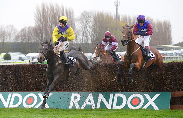 Kalashnikov (left) beats La Bague Au Roi 