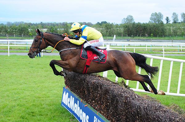 Ravenhill jumps the last under Davy Russell