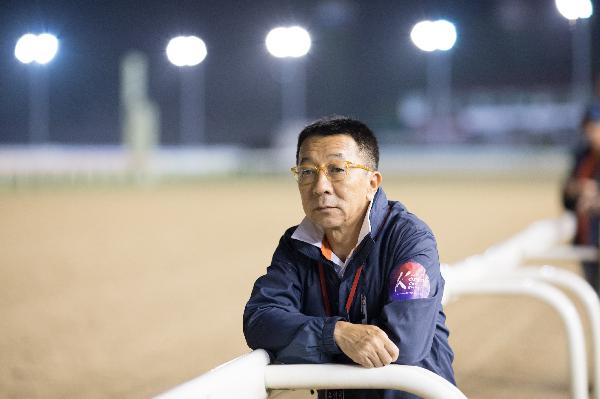 Tsui watches Ugly Warrior work this morning 