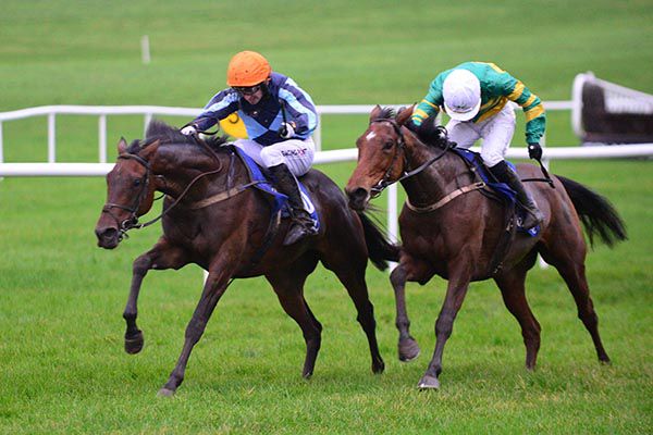 Robin Gold (Patrick Mullins) holds off She's Made It (Aine O'Connor)