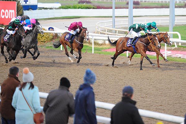 Estepona Sun (far side) disputes the lead with eventual runner-up At War