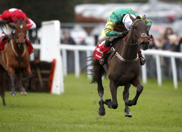 Epatante winning in good style at Kempton