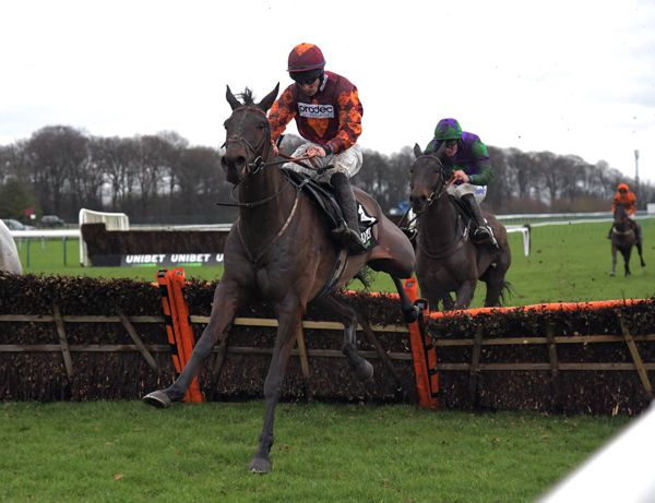 Emitom, seen winning the Rendlesham Hurdle at Haydock, went on to finish fourth in the Stayers' Hurdle
