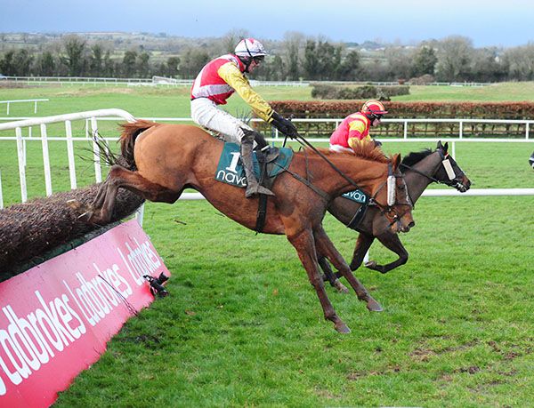 Se Mo Laoch, near side, hunts down Wishmoor on the run-in