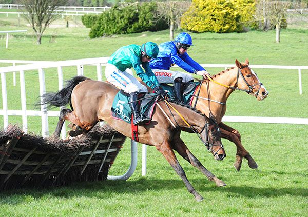 Metal Man (Davy Russell, far-side) with eventual 3rd Galet D'ourdairies (Daryl Jacob, near)