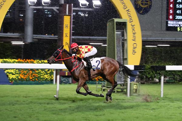 2 Golden Dash gives Purton his second win on the night.