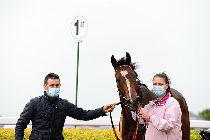     Jiving Jerry won for trainer Jimmy Barcoe (left)