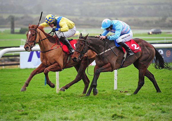 The Banger Doyle (far side) and Aslukwoodhavit battle it out