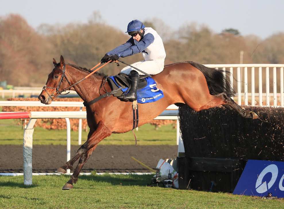 Clondaw Castle (Johnny Burke) winning at Kempton in 2021