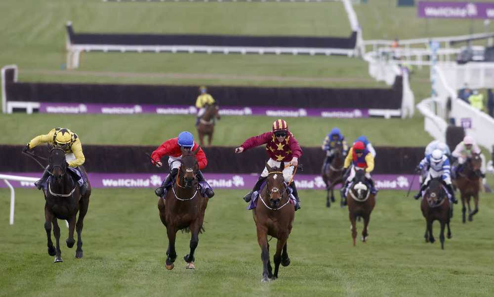 Minella Indo (centre) clashes with Al Boum Photo (left) again