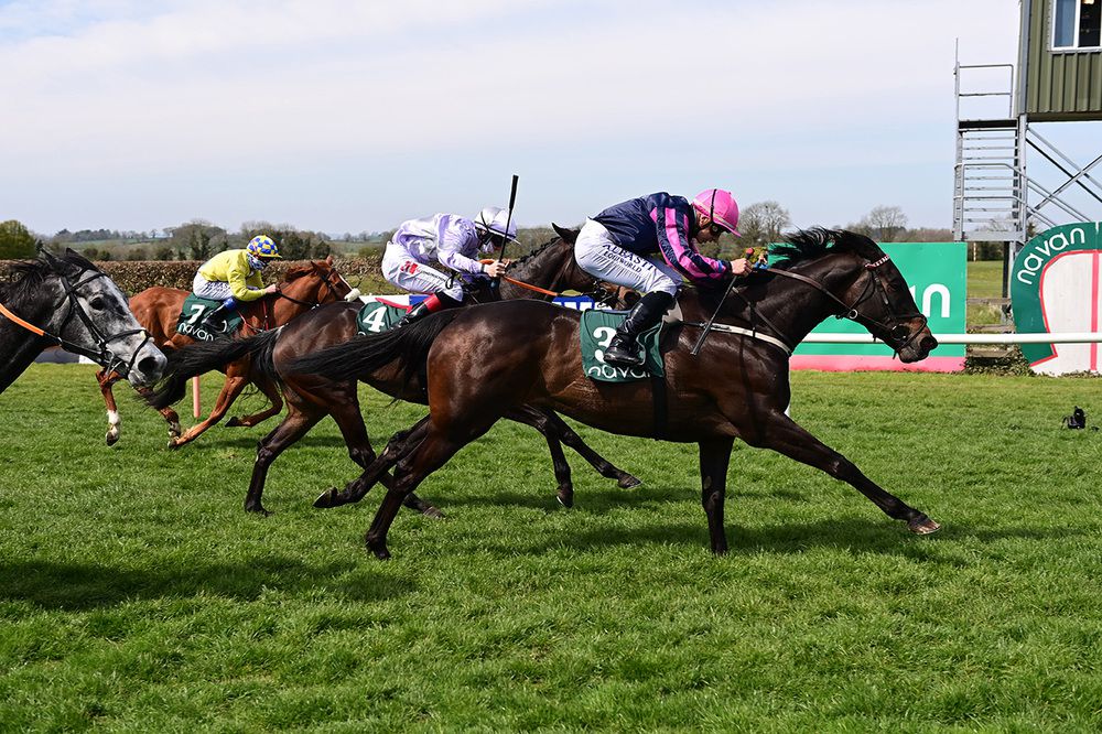 Independent Missy and Ronan Whelan (right) win for trainer Tracey Collins 
