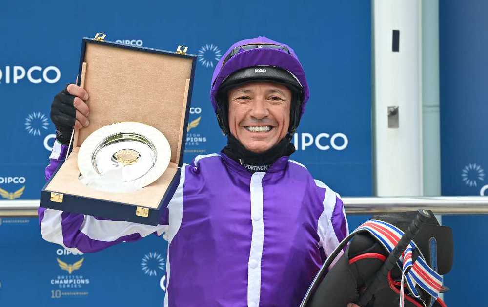Frankie Dettori celebrates his success on Mother Earth