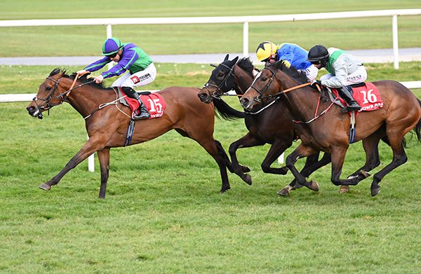Praying Mantis and Leigh Roche (left) win from Dark Kris (yellow cap) and Tyriana   