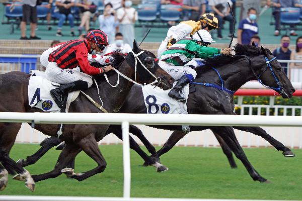 Super Football (no. 8) edges to narrow victory.