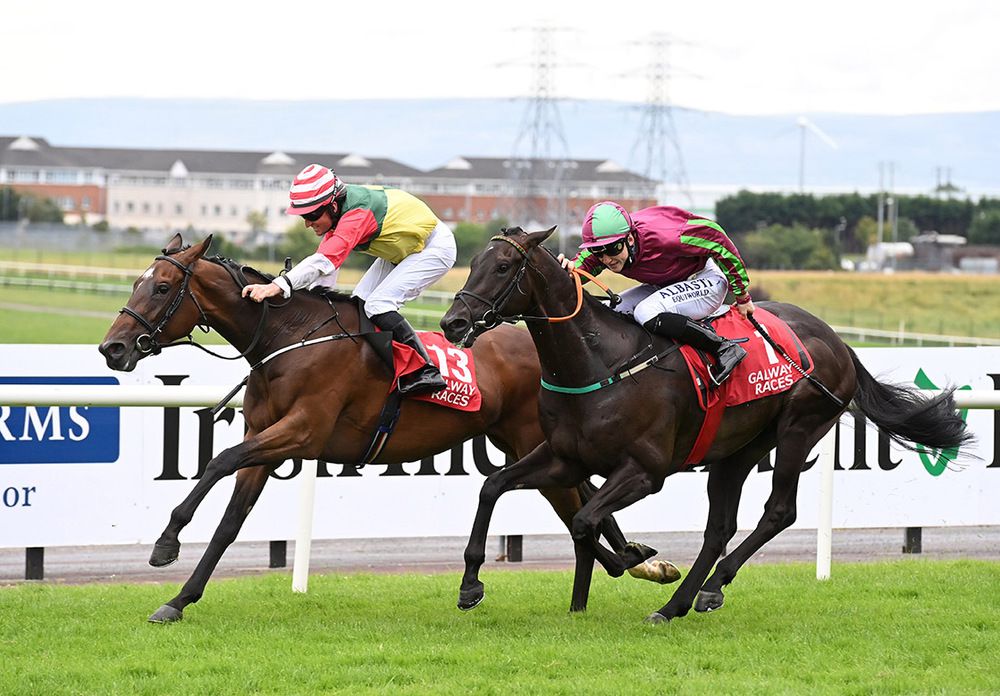 Kaaranah, far side, beats Black Cat Bobby by half a length