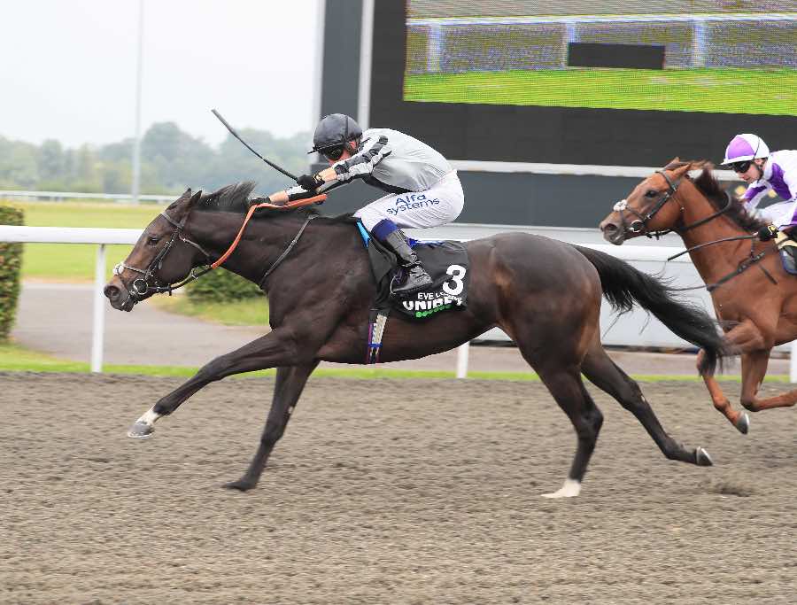 Eve Lodge winning the Sirenia Stakes at Kempton