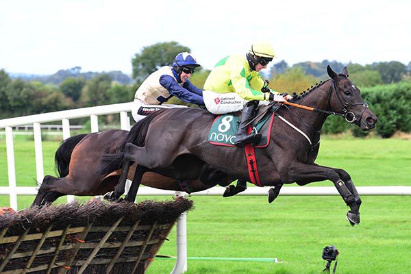 Weseekhimthere and Jack Kennedy jump the last 