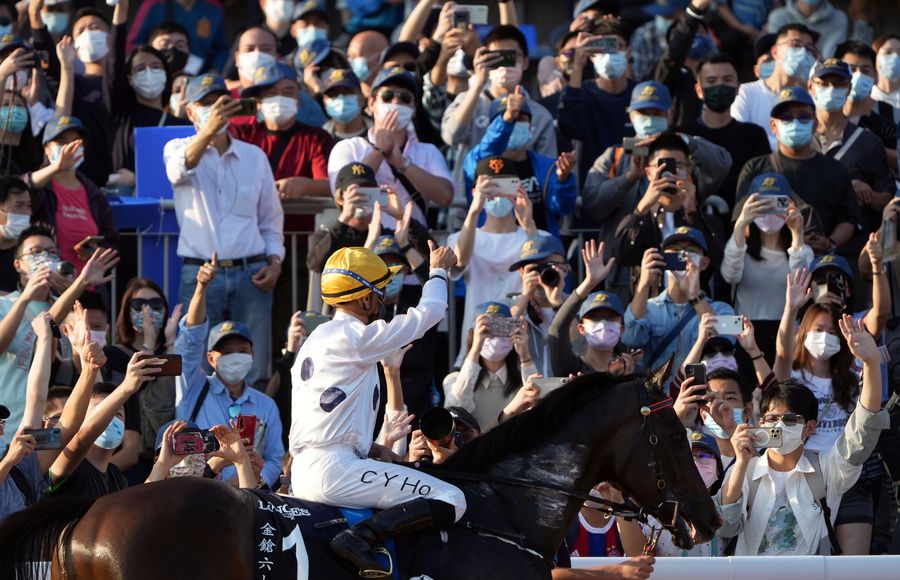 GOLDEN SIXTY winning jockey Vincent Ho waves to the crowd after the G1 LONGINES Hong Kong Mile
