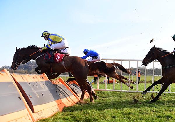 Thedancingfarrier (nearside) and John Gleeson challenge at the last
