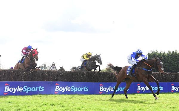 Lord Lariat powers home on the run-in