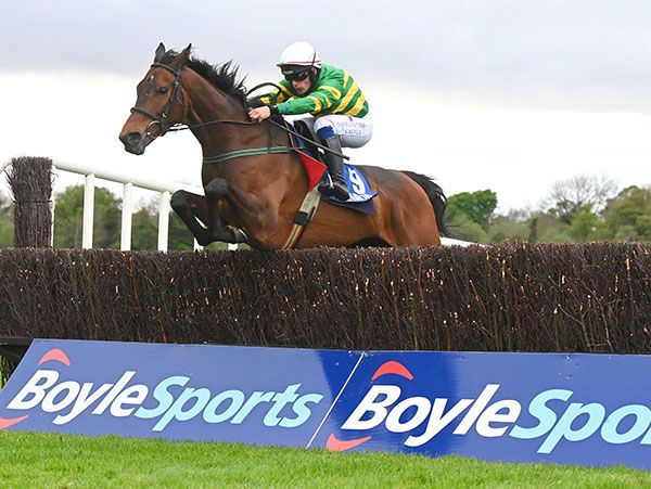 L'imperinent puts in another good jump