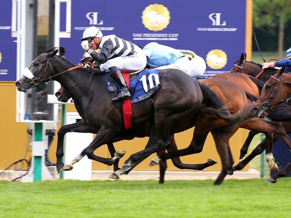 Mangoustine just prevails in the Poule d'Essai des Pouliches at ParisLongchamp.