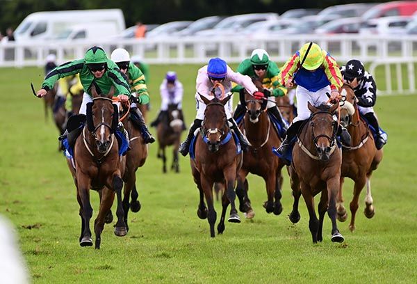 Metersandmaskes (yellow cap) battles it out with Hewick (left) in the closing stages