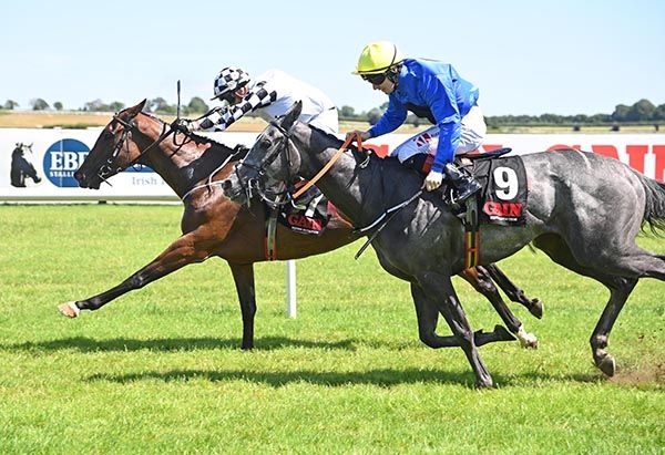 Pretty Smart holds off Secret Road 