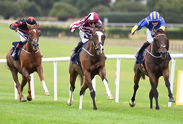 Gordon Bennett (centre)