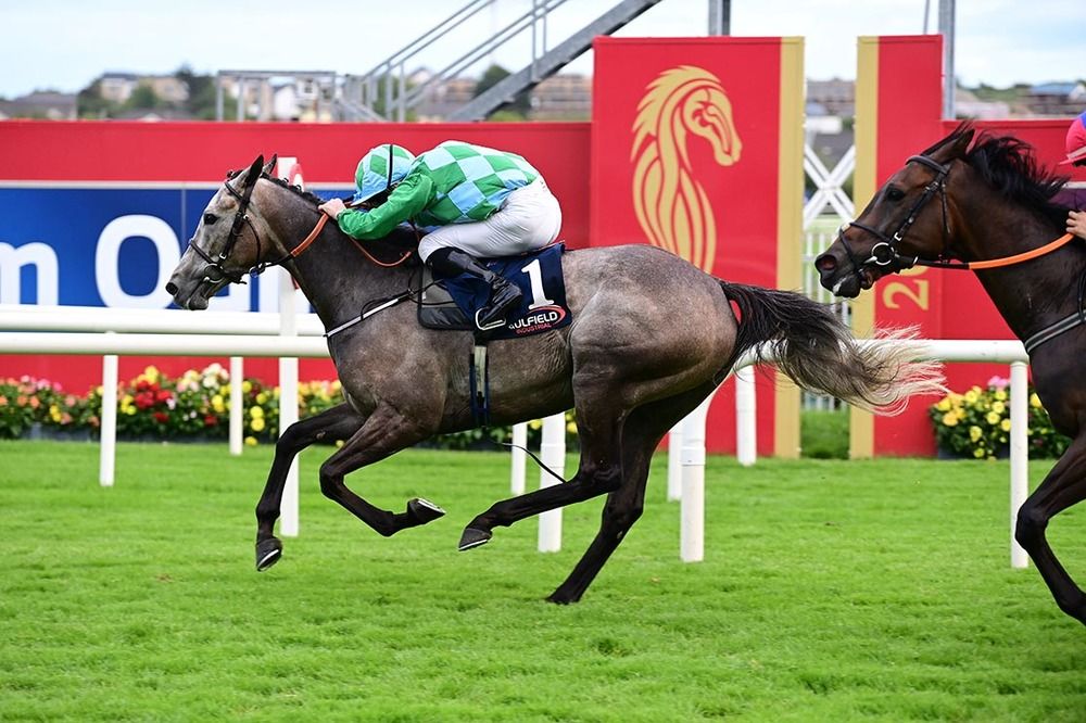 Clear Quartz arrives at the winning post
