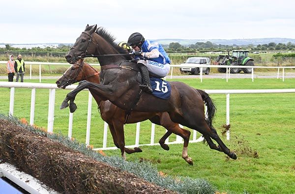 Four Country Roads finally shed his maiden tag 