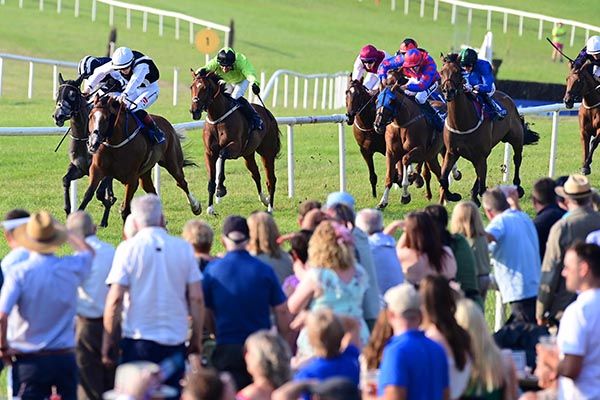 Wojood, white sleeves and cap, driven home by Colin Keane