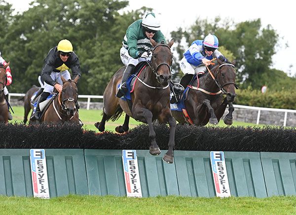 Winner Paidi's Passion (right) chases Queshi Bridge