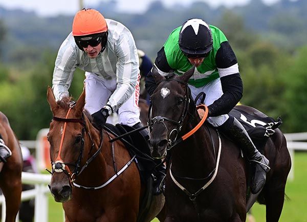 Country Queen & Davy Russell (right) get up to beat Carrarea and Danny Mullins 