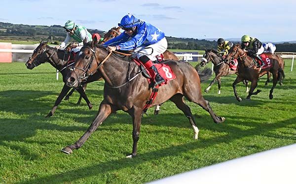 St Cianans Fire, near side, wins a bunch finish