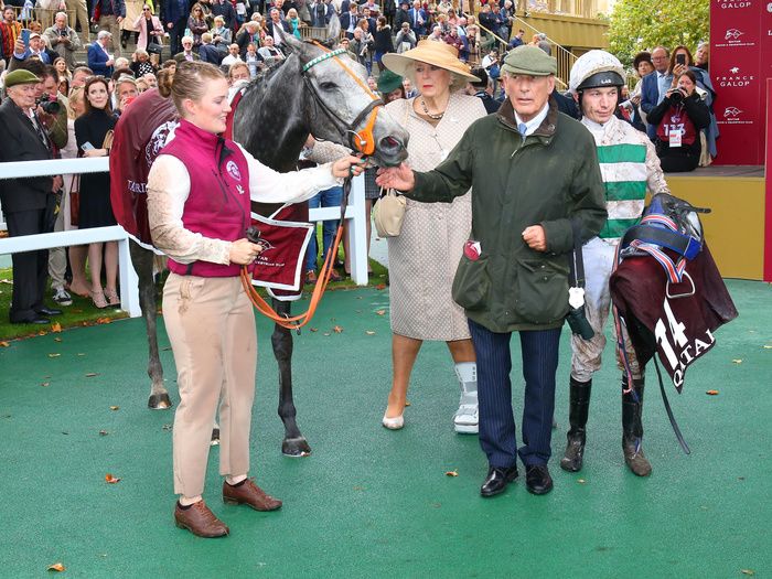 Luke Morris with Kirsten Rausing and Sir Mark Prescott after Alpinista's victory in the Arc