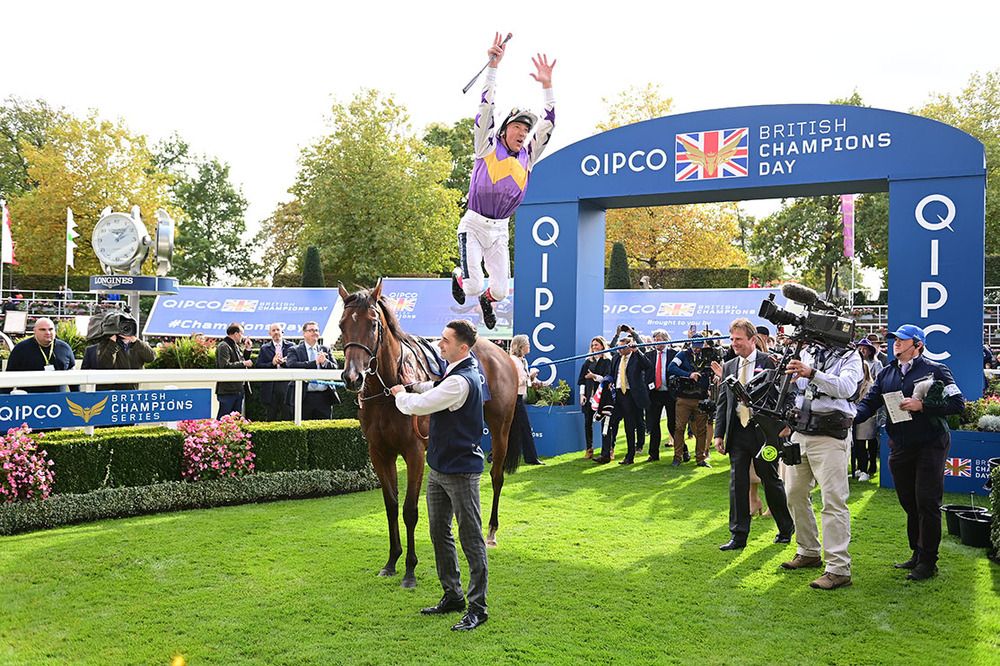 Frankie Dettori performing his flying dismount from Kinross
